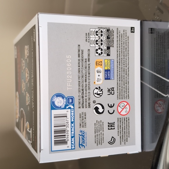 Stranger Things Funko Pop Steve with Sunglasses #638 - Picture 6 of 7